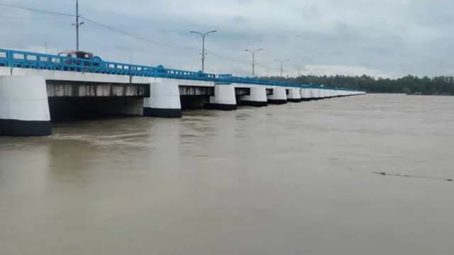 ভারত থেকে আসা পানিতে বাঁধ ভাঙার শঙ্কা, বিপৎসীমায় গোমতীর পানি